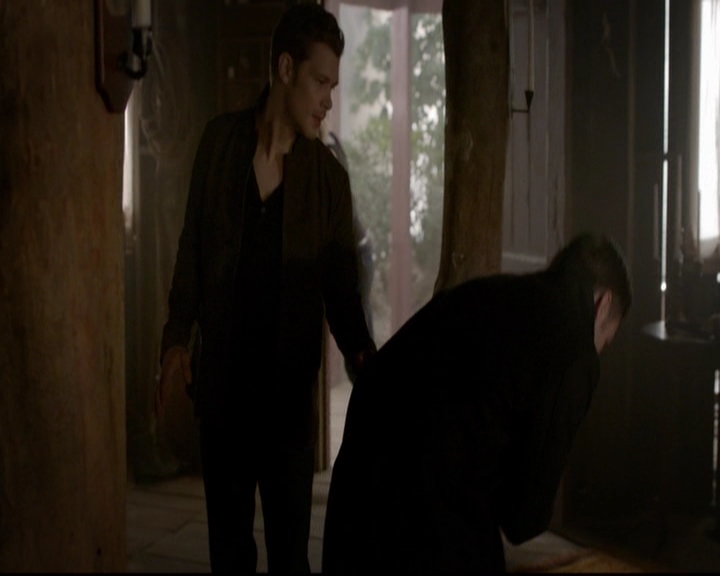 VampireDiariesWorld-dot-nl_TheOriginals_3x13HeartShapedBox1189.jpg