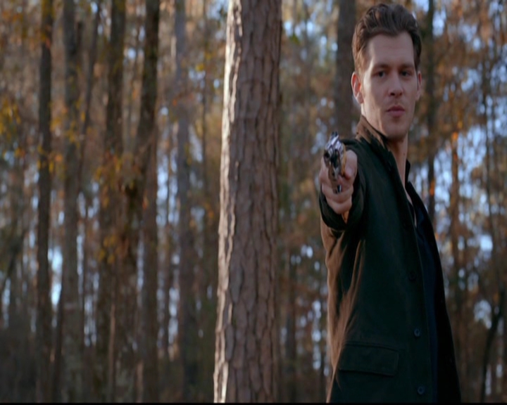 VampireDiariesWorld-dot-nl_TheOriginals_3x13HeartShapedBox1502.jpg