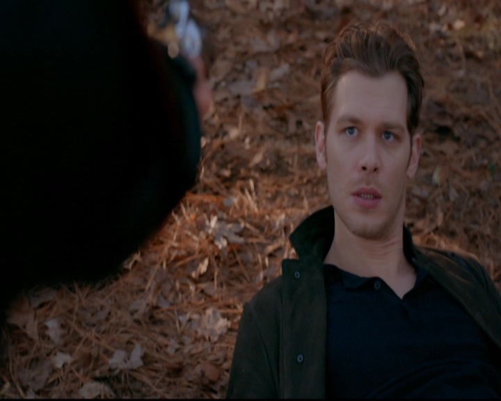 VampireDiariesWorld-dot-nl_TheOriginals_3x13HeartShapedBox1525.jpg