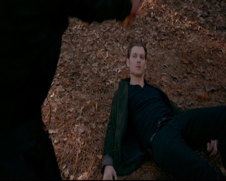 VampireDiariesWorld-dot-nl_TheOriginals_3x13HeartShapedBox1527.jpg