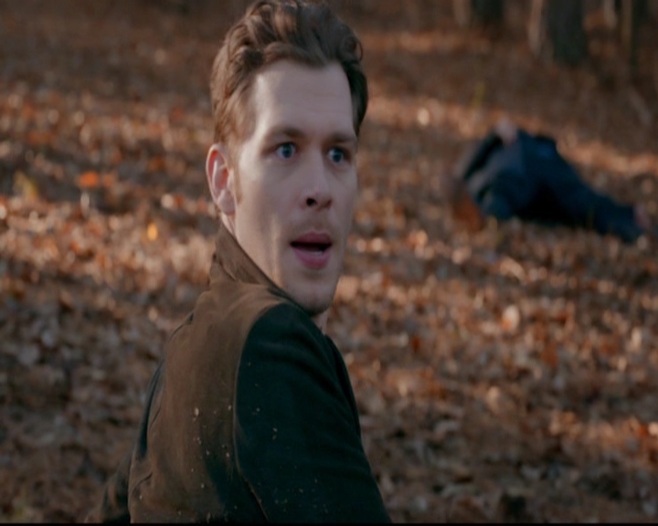 VampireDiariesWorld-dot-nl_TheOriginals_3x13HeartShapedBox1532.jpg
