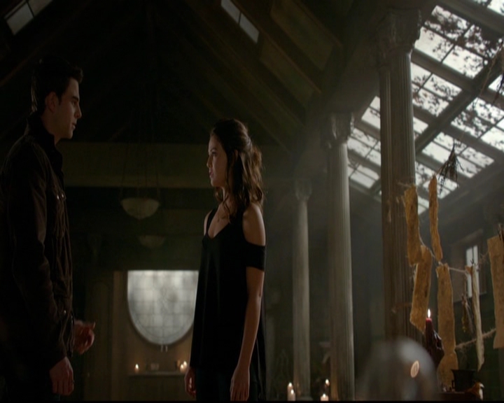 VampireDiariesWorld-dot-nl_TheOriginals_3x13HeartShapedBox1579.jpg