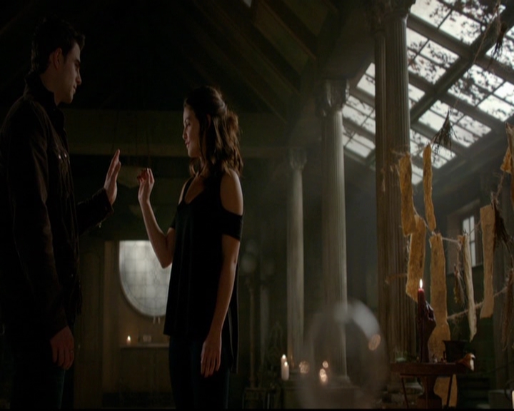 VampireDiariesWorld-dot-nl_TheOriginals_3x13HeartShapedBox1594.jpg