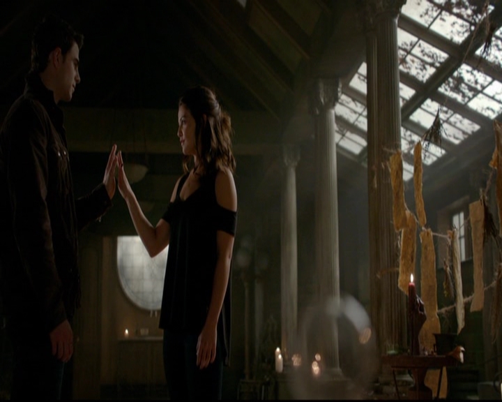 VampireDiariesWorld-dot-nl_TheOriginals_3x13HeartShapedBox1595.jpg