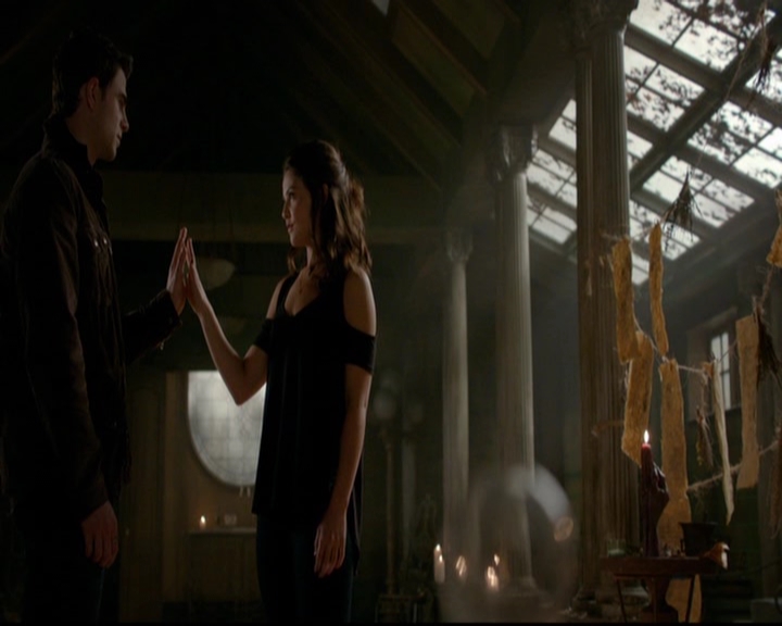 VampireDiariesWorld-dot-nl_TheOriginals_3x13HeartShapedBox1596.jpg