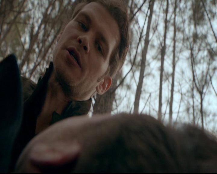 VampireDiariesWorld-dot-nl_TheOriginals_3x13HeartShapedBox1624.jpg