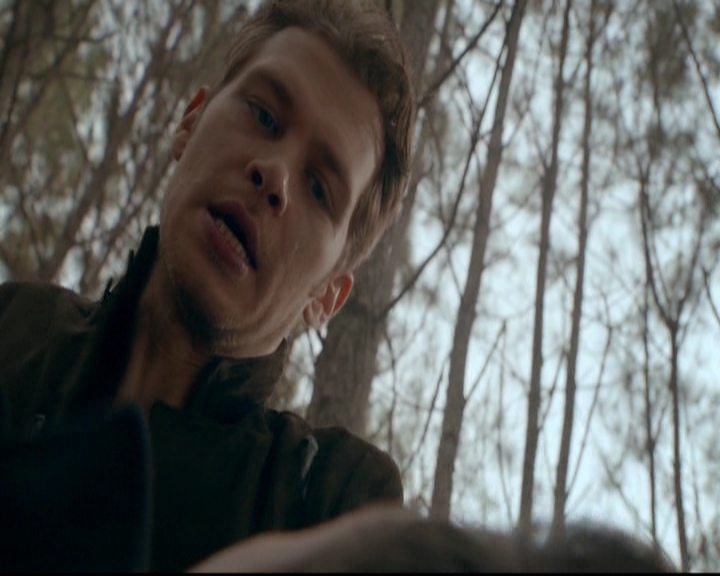 VampireDiariesWorld-dot-nl_TheOriginals_3x13HeartShapedBox1634.jpg