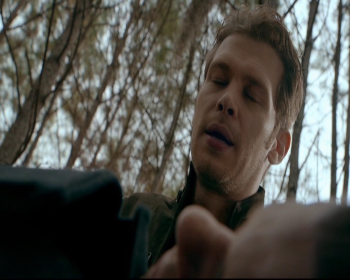 VampireDiariesWorld-dot-nl_TheOriginals_3x13HeartShapedBox1669.jpg