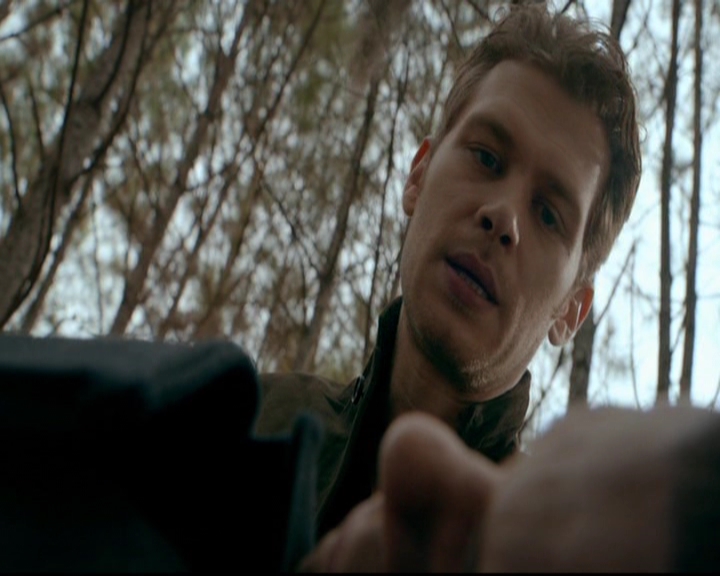 VampireDiariesWorld-dot-nl_TheOriginals_3x13HeartShapedBox1672.jpg