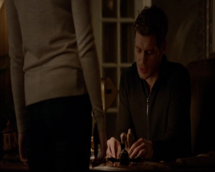 VampireDiariesWorld-dot-nl_TheOriginals_3x13HeartShapedBox2101.jpg