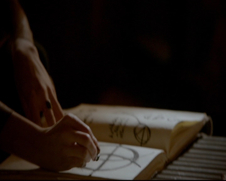 VampireDiariesWorld-dot-nl_TheOriginals_3x18TheDevilComesHereAndSighs0170.jpg