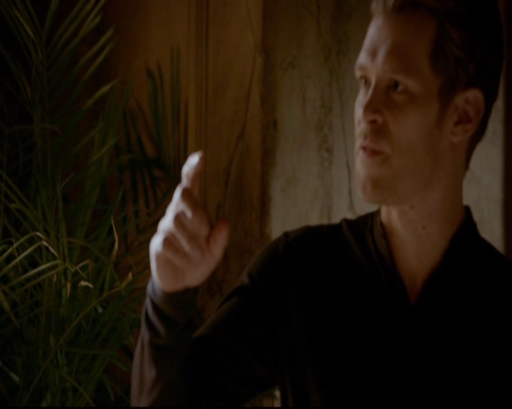 VampireDiariesWorld-dot-nl_TheOriginals_3x18TheDevilComesHereAndSighs0215.jpg