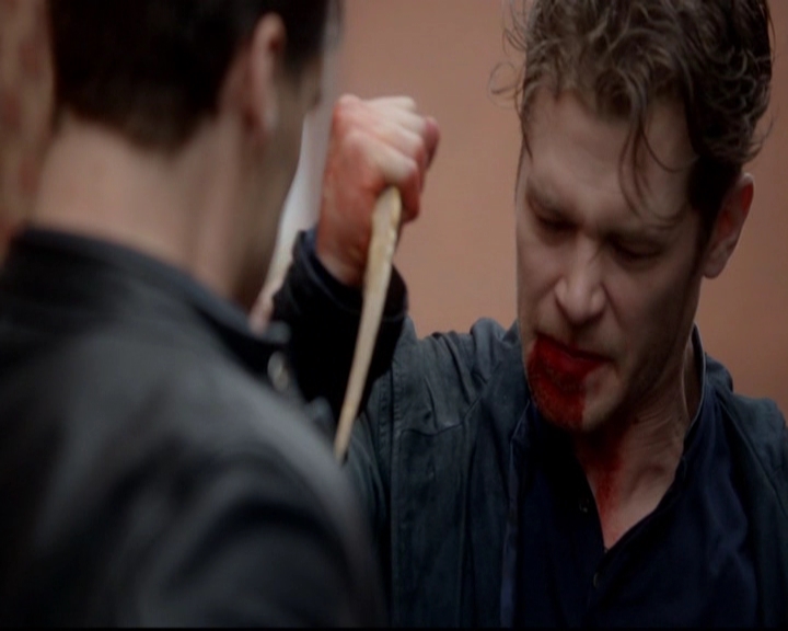 VampireDiariesWorld-dot-nl_TheOriginals_3x18TheDevilComesHereAndSighs0435.jpg