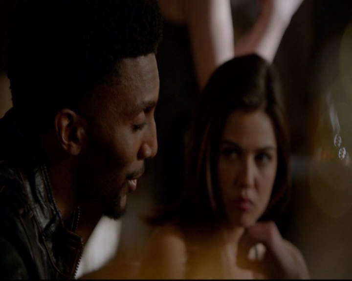 VampireDiariesWorld-dot-nl_TheOriginals_3x18TheDevilComesHereAndSighs0527.jpg