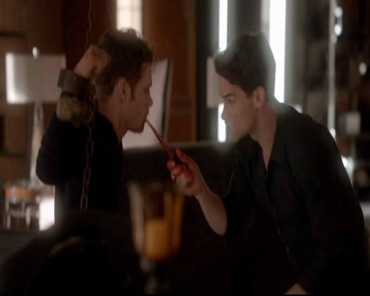 VampireDiariesWorld-dot-nl_TheOriginals_3x18TheDevilComesHereAndSighs0643.jpg