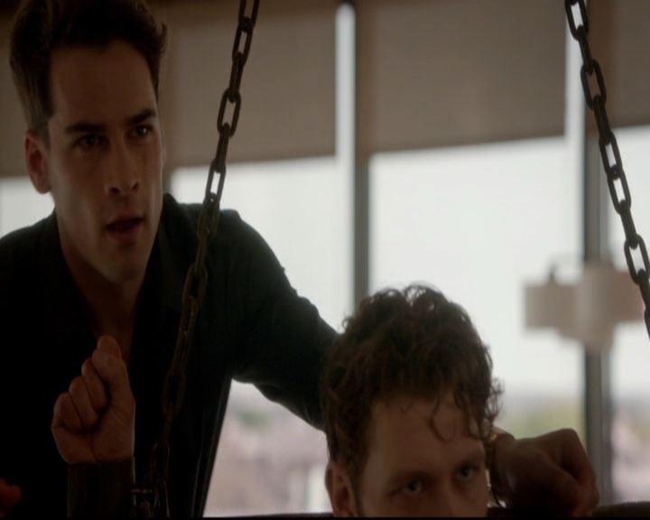 VampireDiariesWorld-dot-nl_TheOriginals_3x18TheDevilComesHereAndSighs0662.jpg