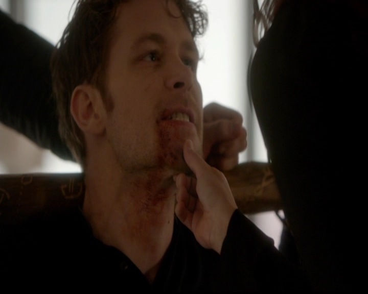 VampireDiariesWorld-dot-nl_TheOriginals_3x18TheDevilComesHereAndSighs0724.jpg