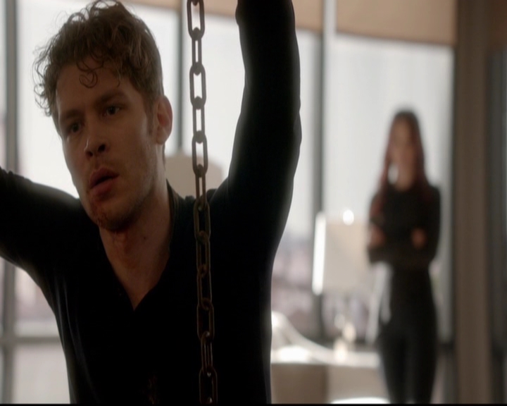 VampireDiariesWorld-dot-nl_TheOriginals_3x18TheDevilComesHereAndSighs0894.jpg