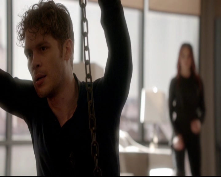 VampireDiariesWorld-dot-nl_TheOriginals_3x18TheDevilComesHereAndSighs0908.jpg