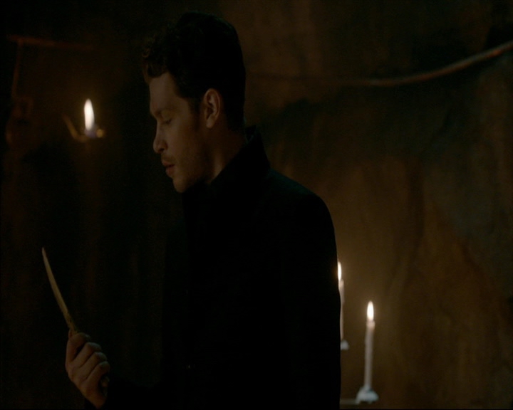 VampireDiaries-dot-nl_TheOriginals4x06BagOfCobras0515.jpg