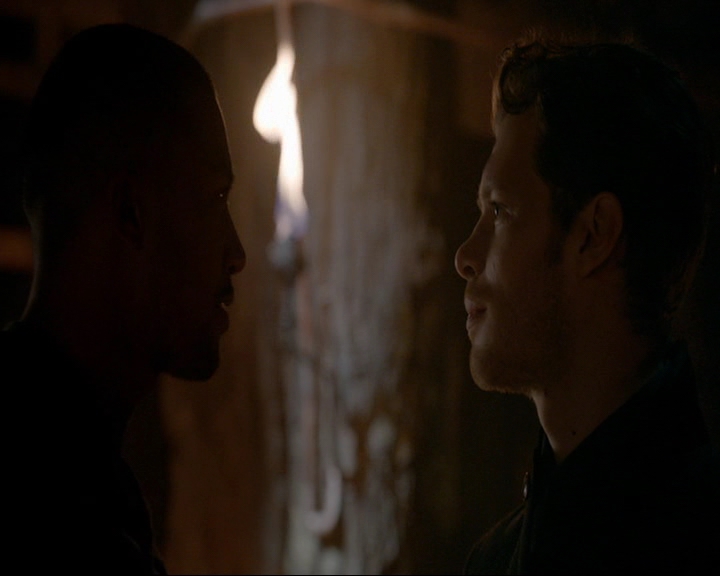 VampireDiaries-dot-nl_TheOriginals4x06BagOfCobras0521.jpg