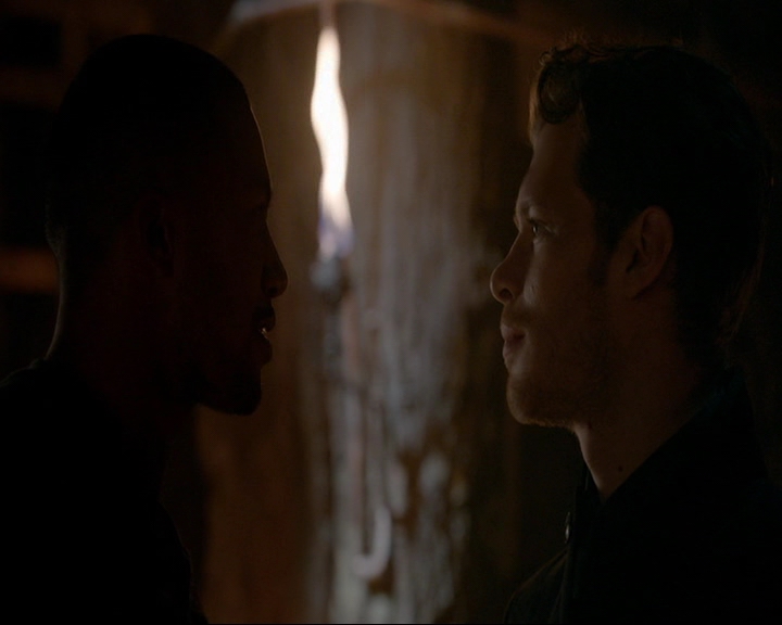 VampireDiaries-dot-nl_TheOriginals4x06BagOfCobras0522.jpg