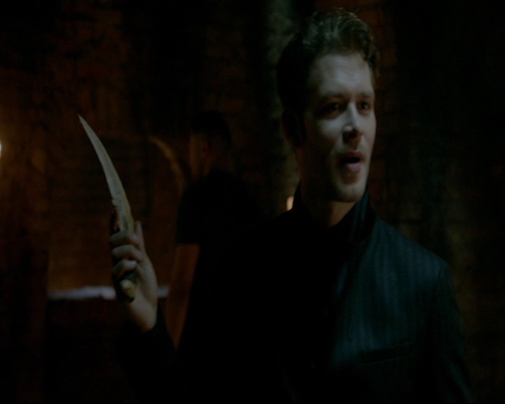 VampireDiaries-dot-nl_TheOriginals4x06BagOfCobras0528.jpg