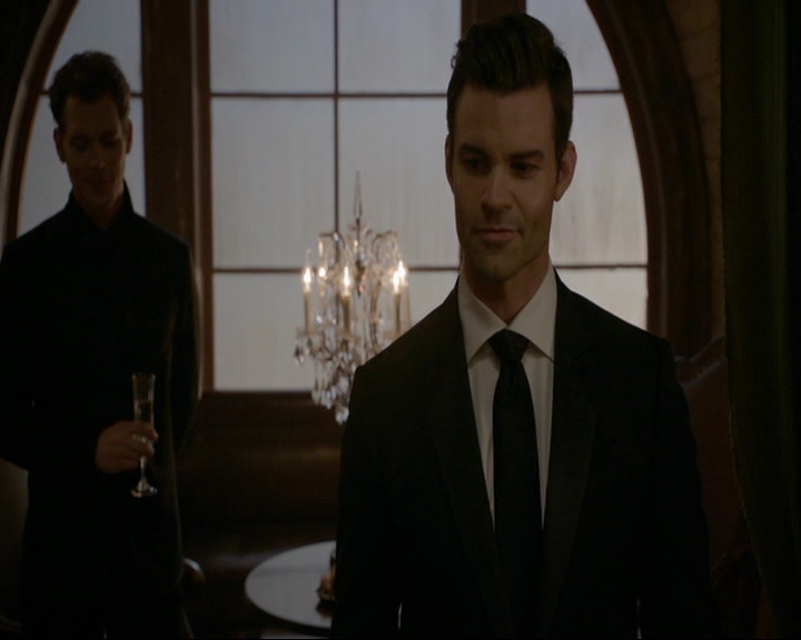 VampireDiaries-dot-nl_TheOriginals4x06BagOfCobras0611.jpg