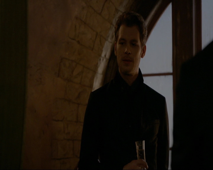 VampireDiaries-dot-nl_TheOriginals4x06BagOfCobras0619.jpg