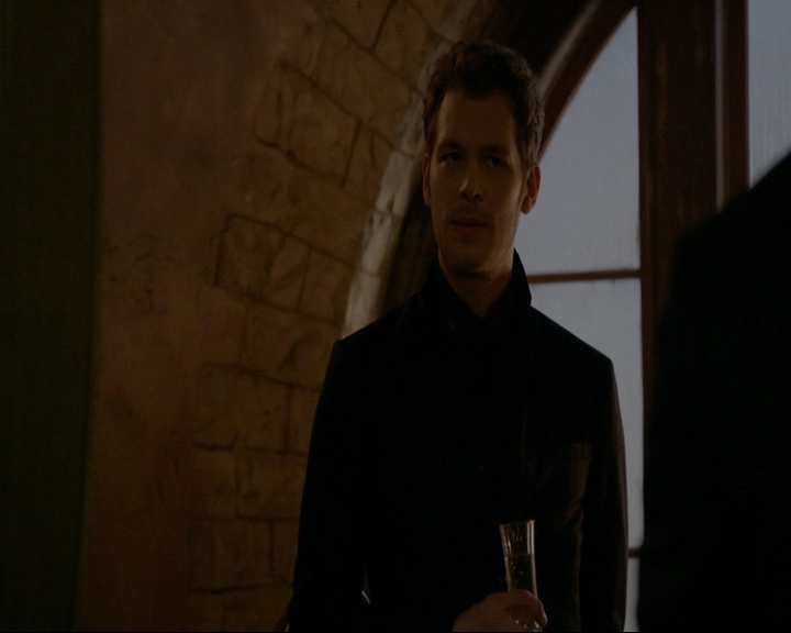 VampireDiaries-dot-nl_TheOriginals4x06BagOfCobras0620.jpg