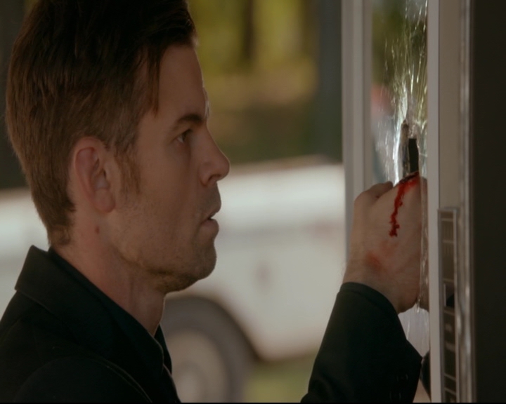 vampirediariesworld-dot-nl_TheOriginals5x03NeMeQuittePas05090.jpg
