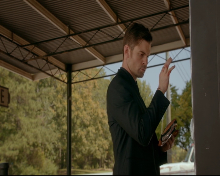 vampirediariesworld-dot-nl_TheOriginals5x03NeMeQuittePas05109.jpg