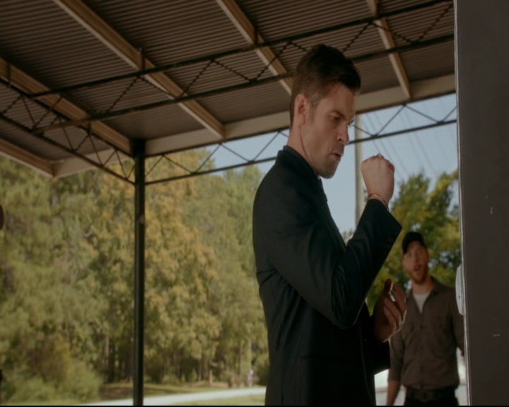 vampirediariesworld-dot-nl_TheOriginals5x03NeMeQuittePas05112.jpg