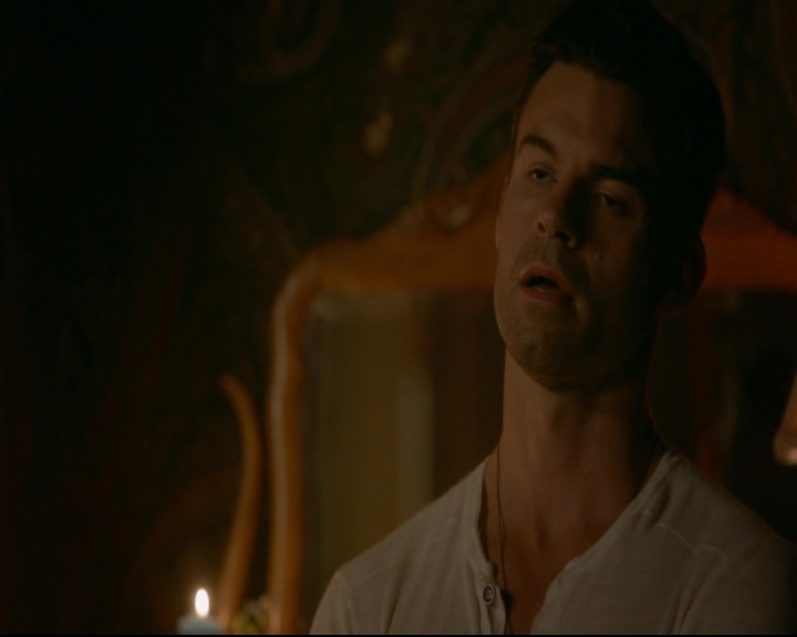 vampirediariesworld-dot-nl_TheOriginals5x03NeMeQuittePas07300.jpg