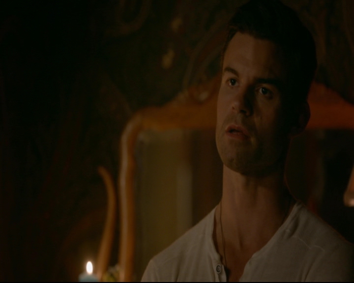 vampirediariesworld-dot-nl_TheOriginals5x03NeMeQuittePas07305.jpg