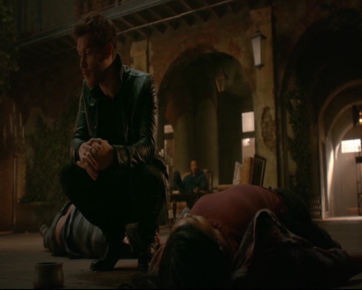 vampirediariesworld-dot-nl_TheOriginals5x05DontItJustBreakYourHeart01931.jpg