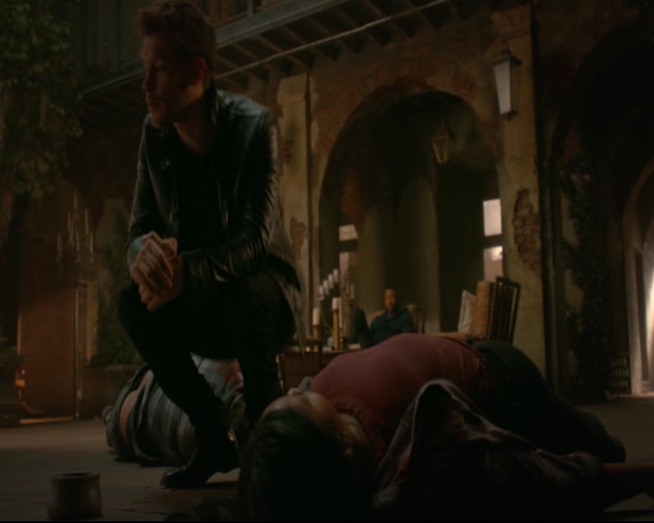 vampirediariesworld-dot-nl_TheOriginals5x05DontItJustBreakYourHeart01937.jpg