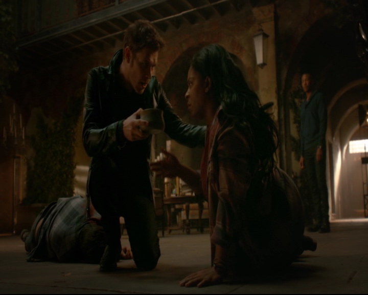 vampirediariesworld-dot-nl_TheOriginals5x05DontItJustBreakYourHeart01982.jpg