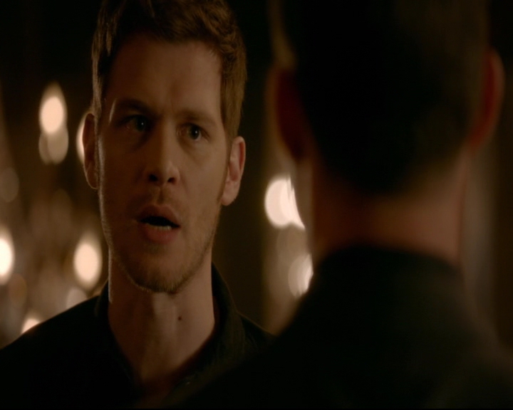 vampirediariesworld-dot-nl_TheOriginals5x12TheTaleOfTwoWolves00111.jpg