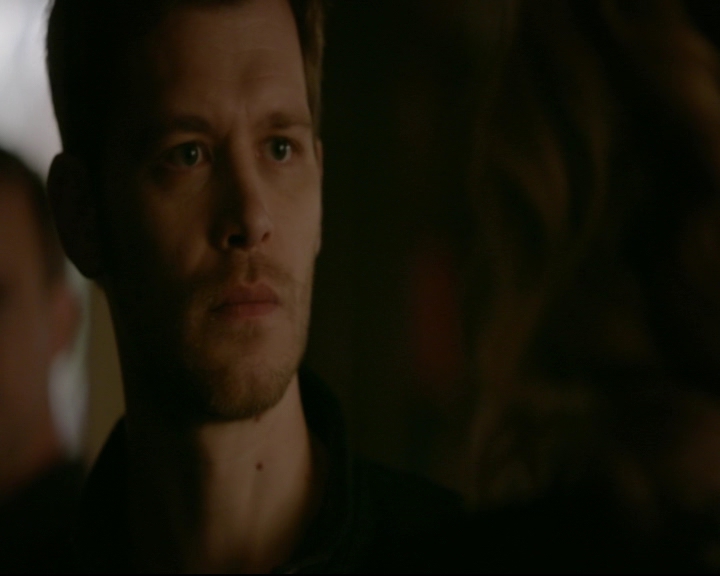 vampirediariesworld-dot-nl_TheOriginals5x12TheTaleOfTwoWolves01133.jpg