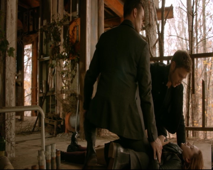 vampirediariesworld-dot-nl_TheOriginals5x12TheTaleOfTwoWolves01406.jpg