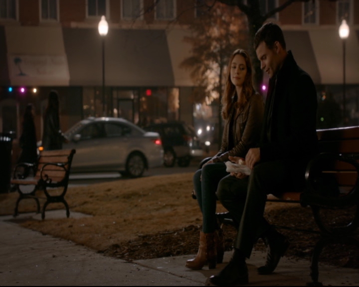 vampirediariesworld-dot-nl_TheOriginals5x12TheTaleOfTwoWolves01731.jpg