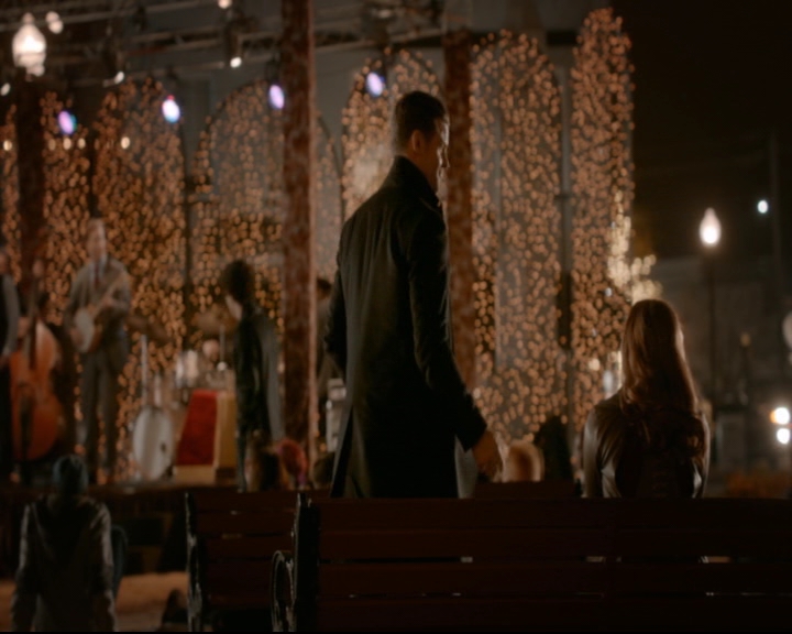 vampirediariesworld-dot-nl_TheOriginals5x12TheTaleOfTwoWolves01803.jpg