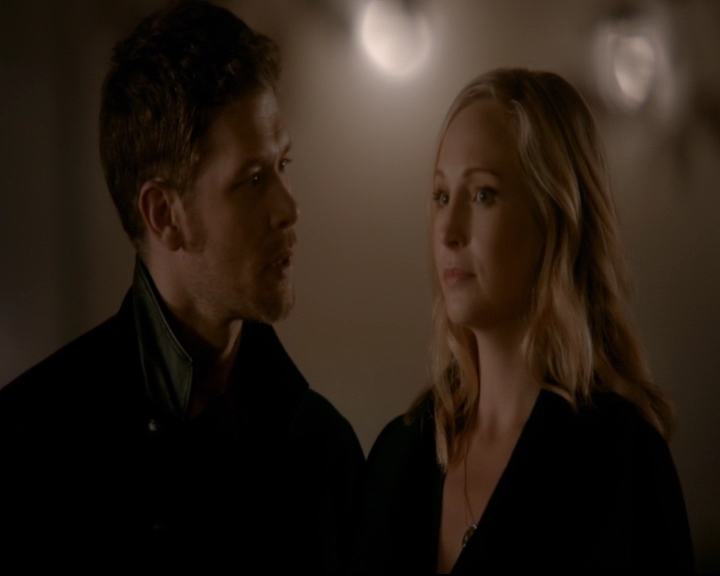 vampirediariesworld-dot-nl_TheOriginals5x12TheTaleOfTwoWolves01895.jpg