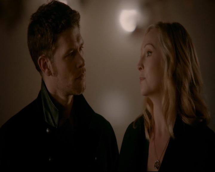 vampirediariesworld-dot-nl_TheOriginals5x12TheTaleOfTwoWolves01908.jpg