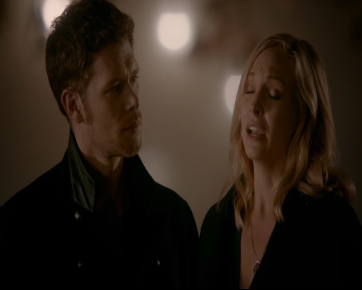 vampirediariesworld-dot-nl_TheOriginals5x12TheTaleOfTwoWolves01911.jpg