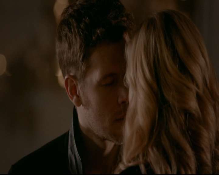 vampirediariesworld-dot-nl_TheOriginals5x12TheTaleOfTwoWolves01944.jpg