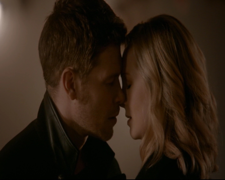 vampirediariesworld-dot-nl_TheOriginals5x12TheTaleOfTwoWolves01947.jpg