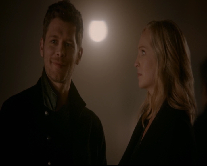 vampirediariesworld-dot-nl_TheOriginals5x12TheTaleOfTwoWolves01990.jpg