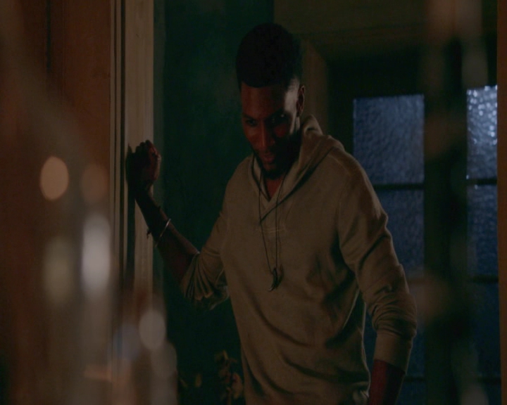 vampirediariesworld-dot-nl_TheOriginals5x02OneWrongTurnOnBourbon-deletedscene00004.jpg